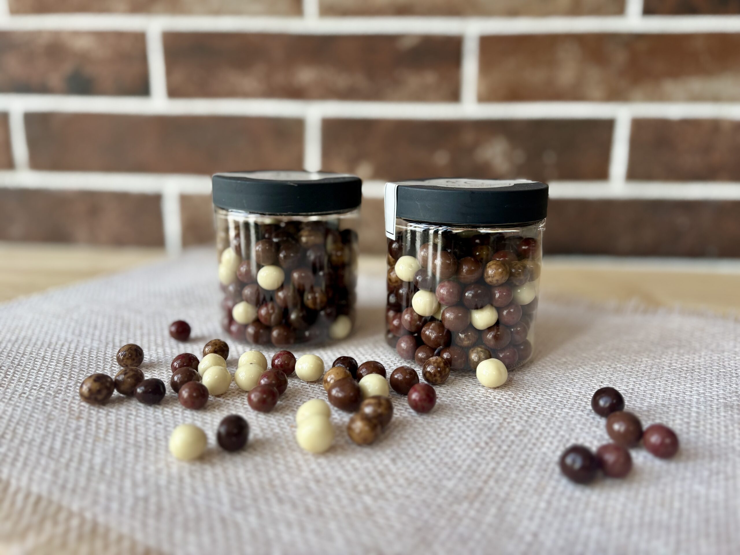 Boîte de crousti mélange, bille de riz soufflé enrobé de chocolat (lait, noir, blanc, dulcey)
